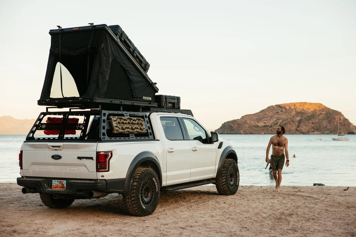 THE DESPERADO HARDSHELL ROOFTOP TENT